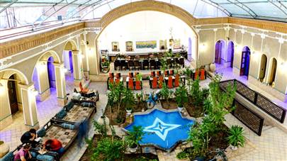 حیاط هتل سنتی دوستانه یزد حیاط هتل سنتی دوستانه یزد